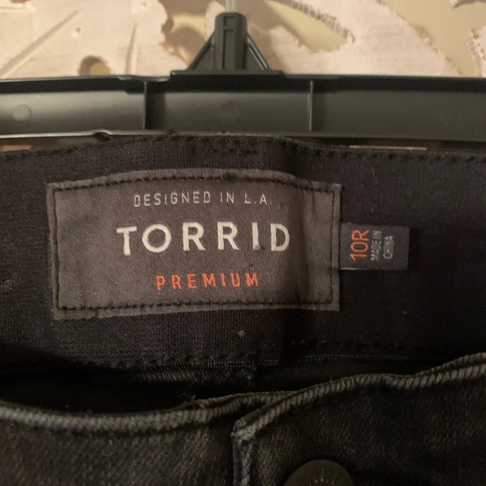 Torrid Premium Black Skinny Distressed Jean; Size: 10 Regular - Picture 4 of 7